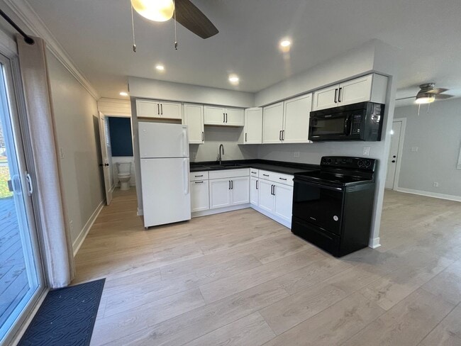 Building Photo - MOVE IN SPECIAL! Three Bedroom Home in Portage