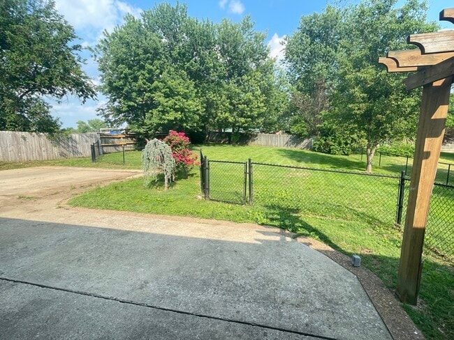 Building Photo - Hendersonville home off New Shackle!