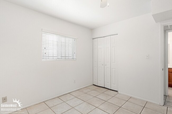 Building Photo - Single Level Spacious 2Bdm 1Ba Apartment i...
