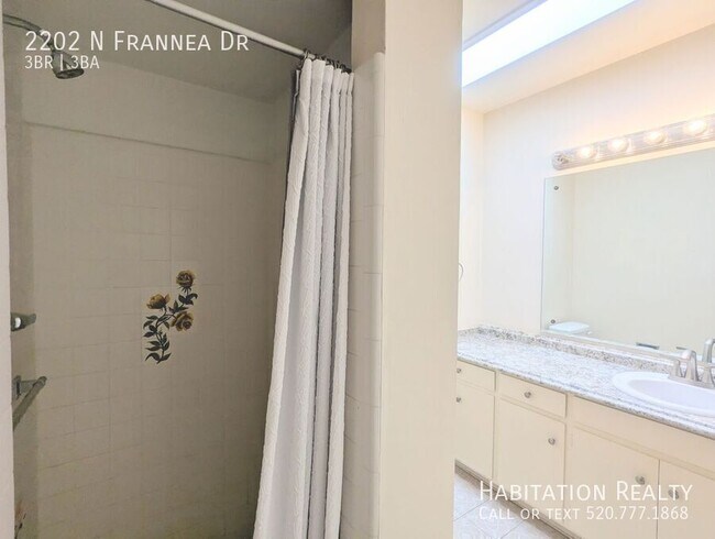 Building Photo - 2202 N Frannea Dr