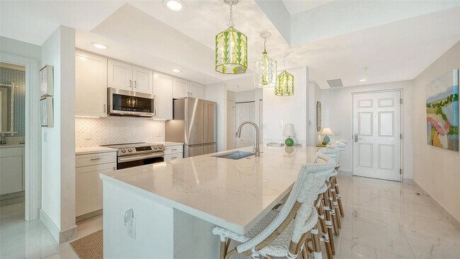 Building Photo - 800 N Tamiami Trl