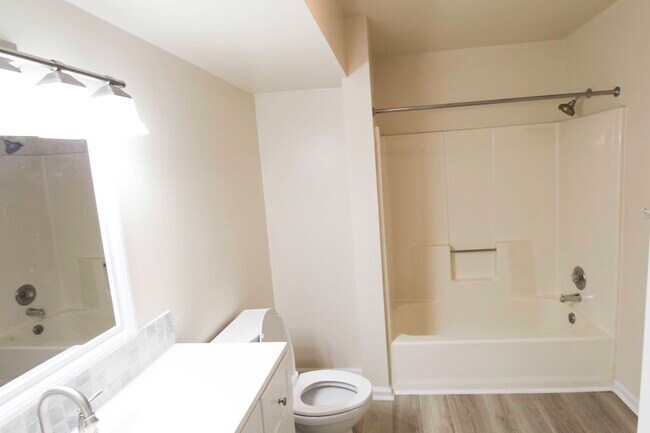 Building Photo - 507 W 4th St