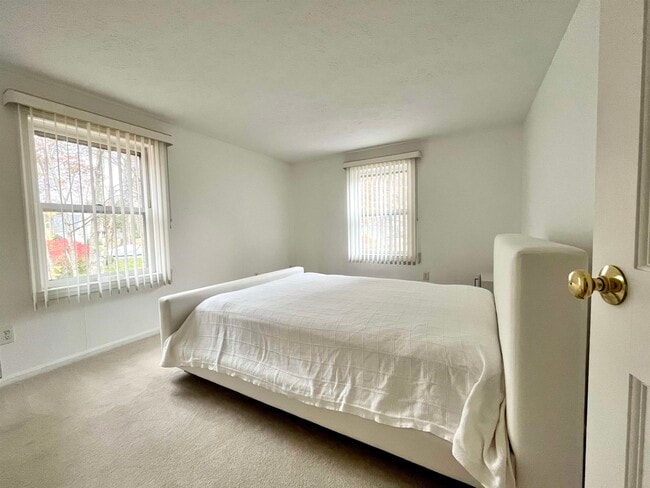 Building Photo - 22 River Bend Cir