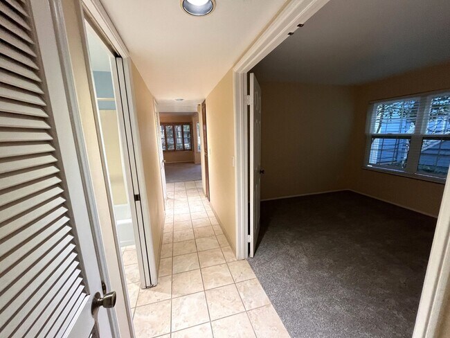 Building Photo - Mission Beach, 2 bedroom, 2 bathroom, with New Carpet, Parking, Laundry, Patio (807 Nantasket Ct....
