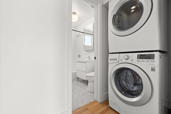 Building Photo - Beautifully updated 1 bed / 1 bath apartment in Echo Park is now available - Includes private par...