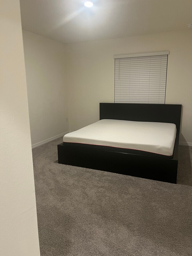 Building Photo - 1375 Isleta Lp