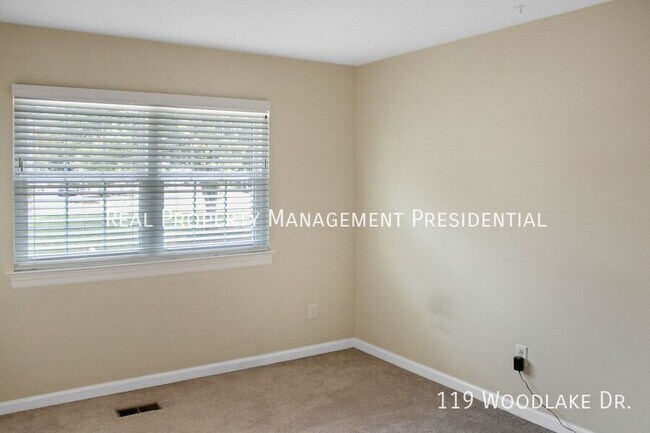 Building Photo - 119 Woodlake Dr