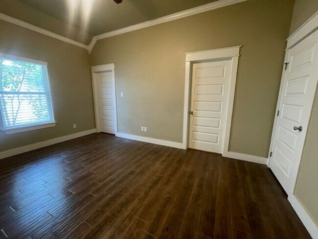 Building Photo - Charming 3-bedroom, 3-bathroom