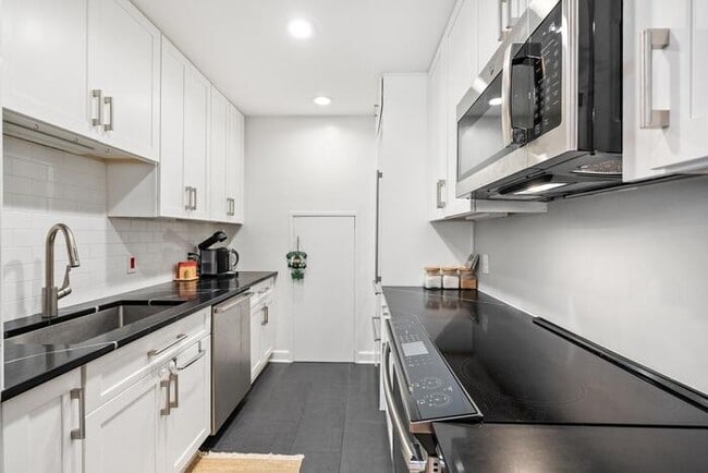 Building Photo - 1710 Summit Pl NW