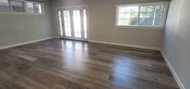 Building Photo - 2 Bed / 1 Bath Home with Gorgeous Backyard...