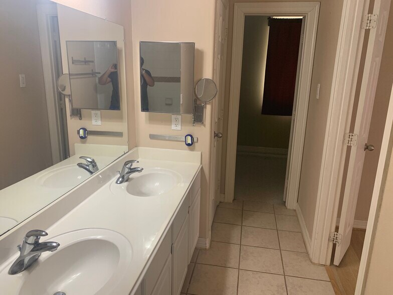 Building Photo - 10330 Panther Point Dr