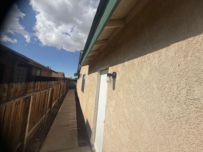 Building Photo - Victorville Home- Nice 2 Bedroom, 2 Bathro...
