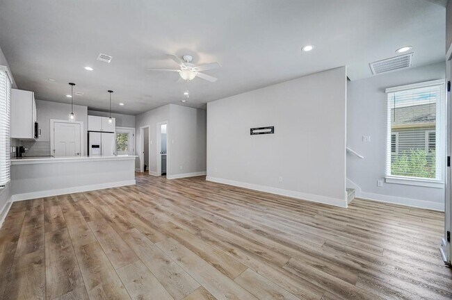 Building Photo - 340 Shady Bluff Dr