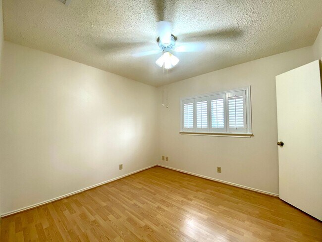 Building Photo - 10038 Silverbrook Pl