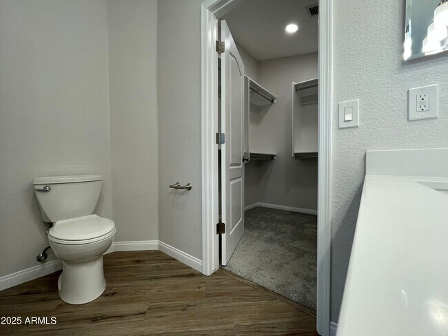 Building Photo - 841 E Lovegrass Dr