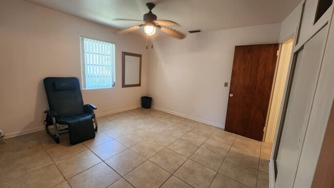 Building Photo - 225 E Ilex Dr