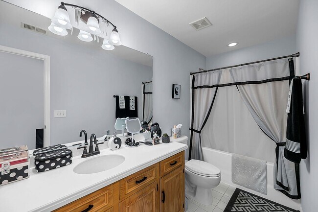Building Photo - 8725 Evangeline Dr