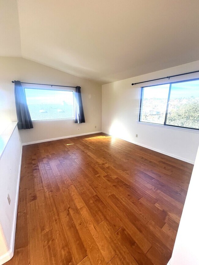 Building Photo - Charming 2-story home in Pismo Beach