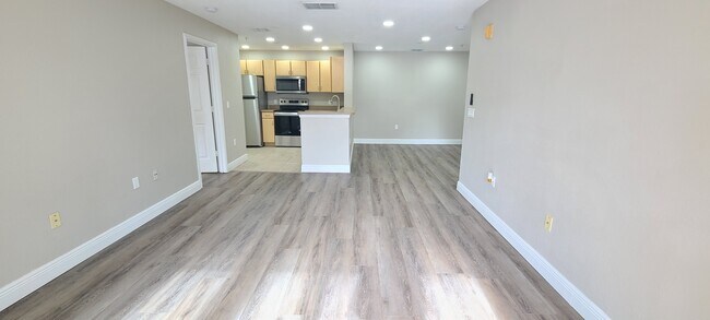 Building Photo - 940 Village Trail