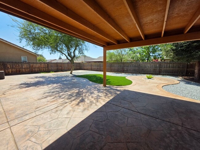 Building Photo - 3 bedroom 2 bathroom in NW Visalia!