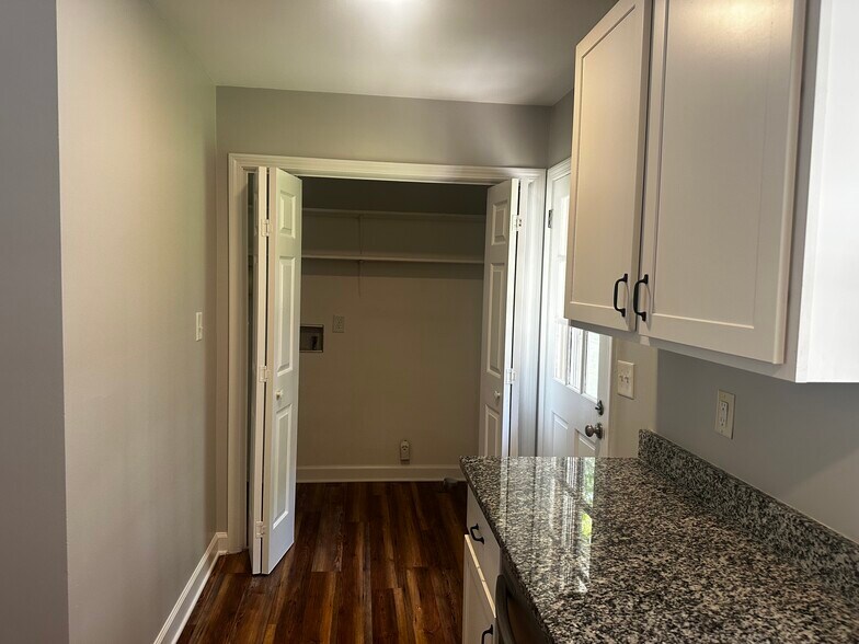 Building Photo - 806 Peeler St