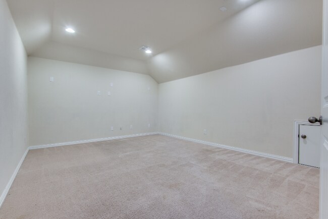 Building Photo - 2813 Castle Creek Dr
