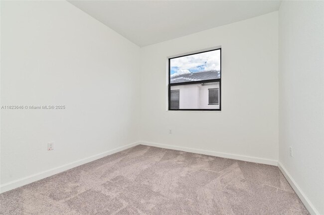 Building Photo - 523 SW 19th Ter