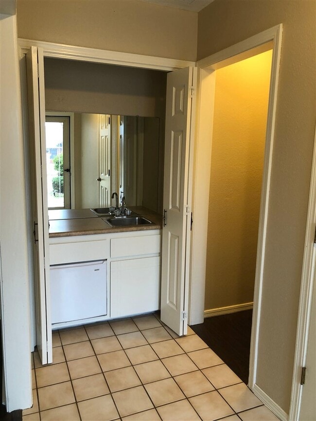 Building Photo - 1405 SE Hillcrest Ave