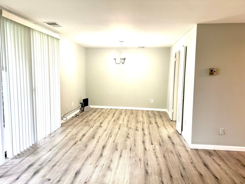 Building Photo - 3358 Huntley Square Dr