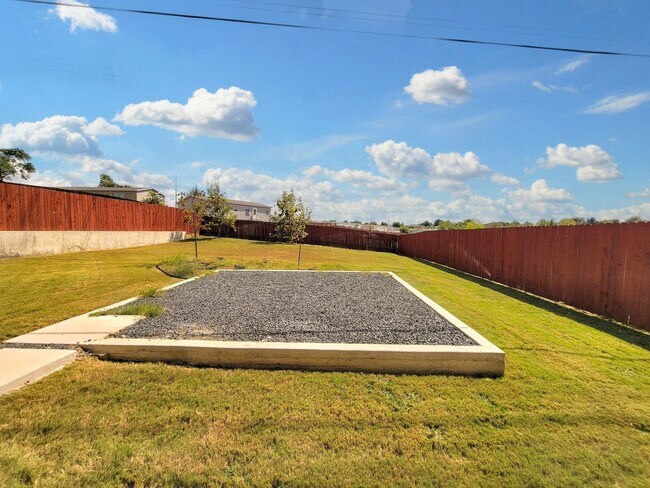 Building Photo - Spacious & Modern 3BR 2.5/BA Home with Lar...