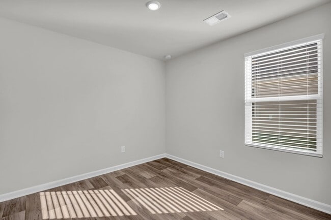 Building Photo - ***MOVE-IN SPECIAL*** $500 OFF OF YOUR FIR...