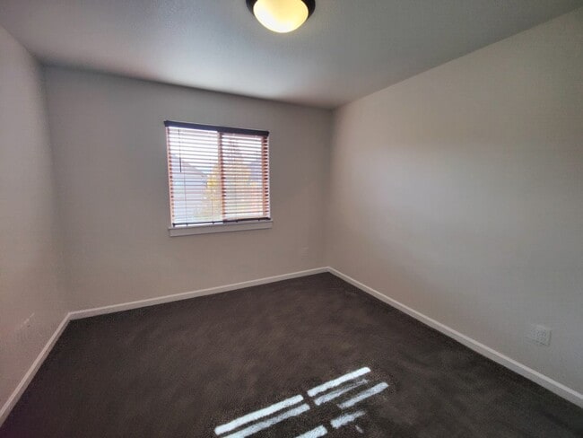 Building Photo - Beautiful 3x2.5 with fenced patio and upstairs bonus area