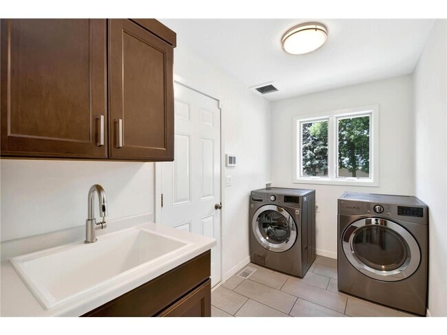 Building Photo - 154 Beaton Dr W