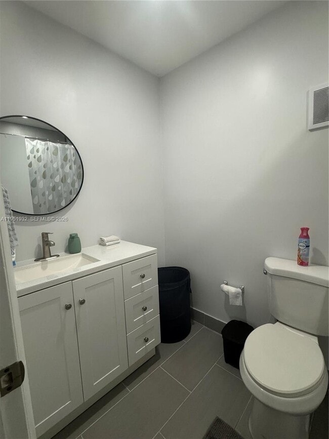 Building Photo - 5482 Lakewood Cir S