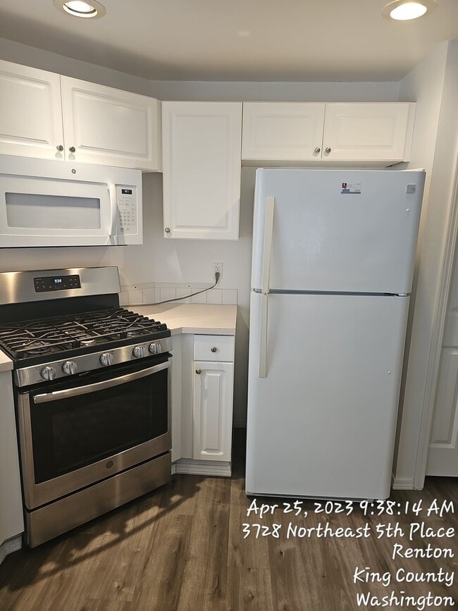 Building Photo - Renton highlands 2 story home for rent, 3 bedroom 2.5 bath with 2 car garage, Avail April 15th!