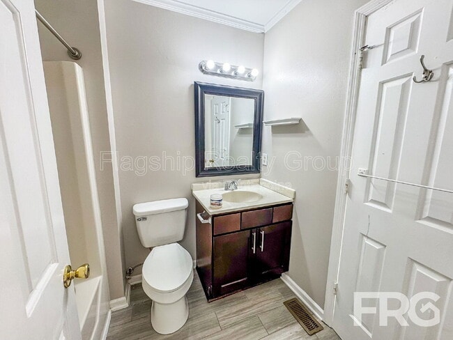 Building Photo - 2700 Thackery Rd