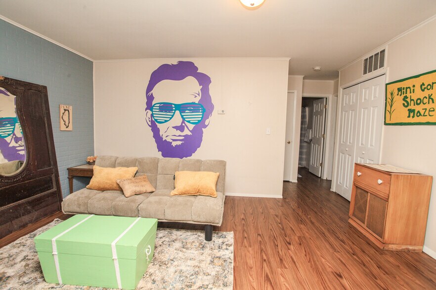 Building Photo - 1025 N Jefferson St