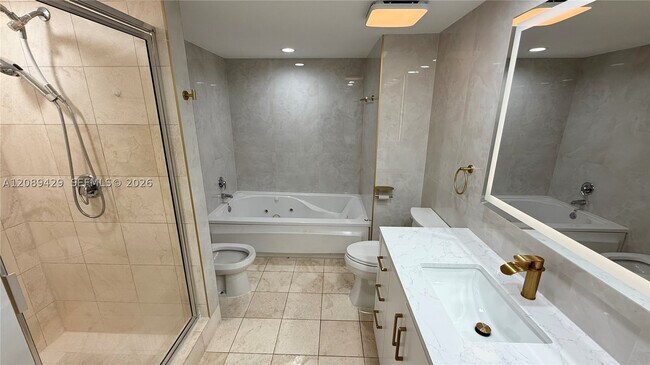 Building Photo - 17375 Collins Ave