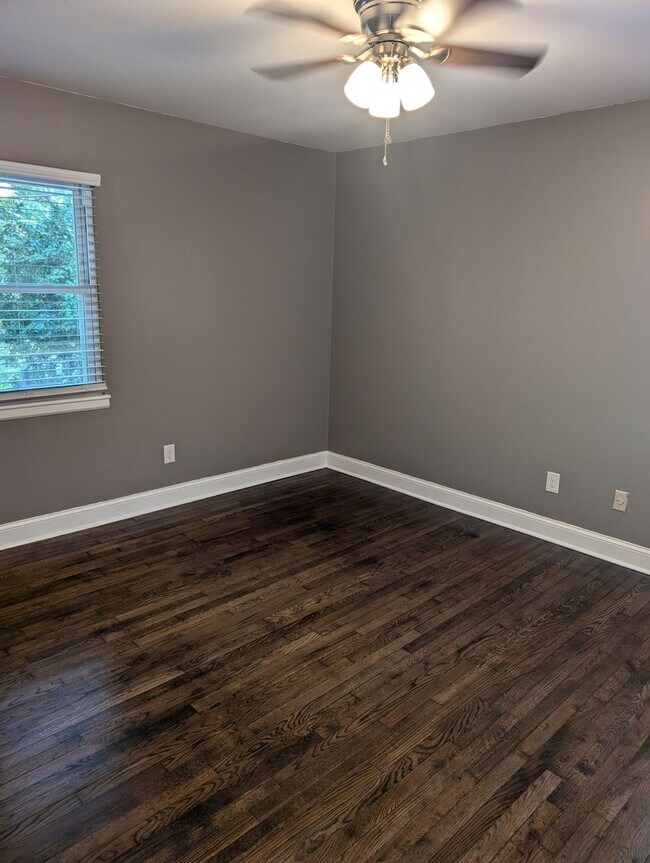 Building Photo - Two bedroom duplex, newly renovated