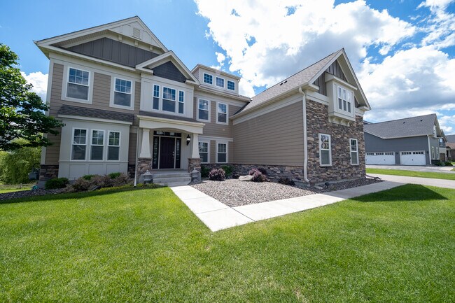 Building Photo - 727 Aster Rd