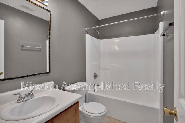 Building Photo - 304 Hawthorn Dr