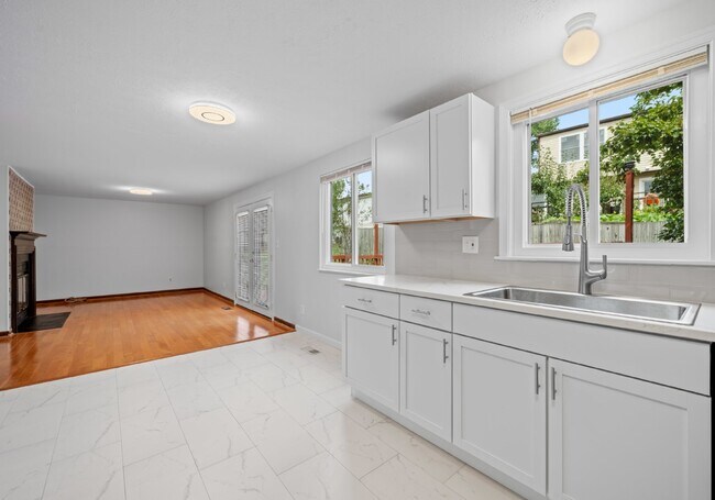 Building Photo - Discover Your Dream Home: Modern Comfort M...