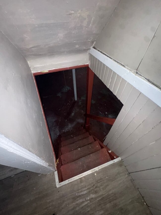 Building Photo - Charming 3-Bedroom Property in Prime Location (SECTION 8 VOUCHERS ACCEPTED)