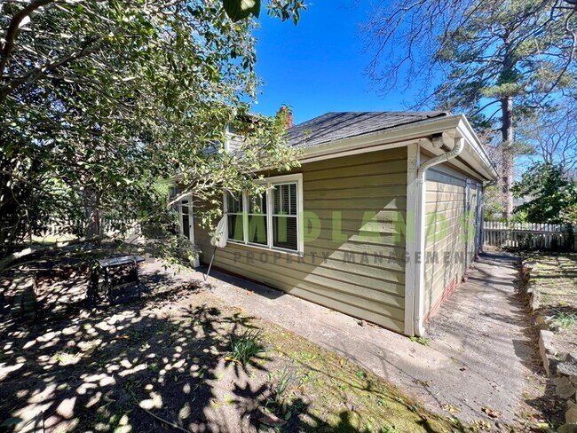 Building Photo - 2417B Clark Street