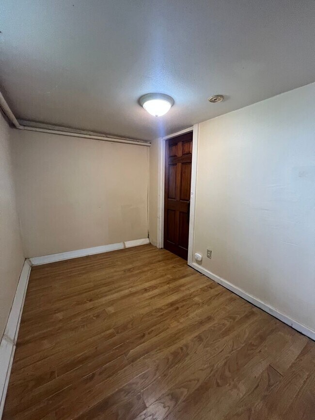 Building Photo - 11 Aldeah Ave