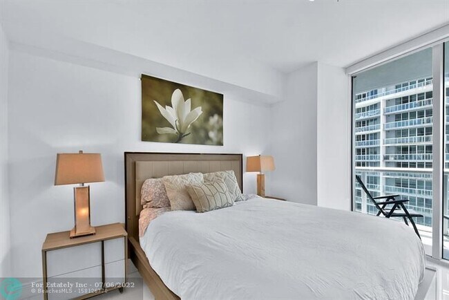 Building Photo - 475 Brickell Ave