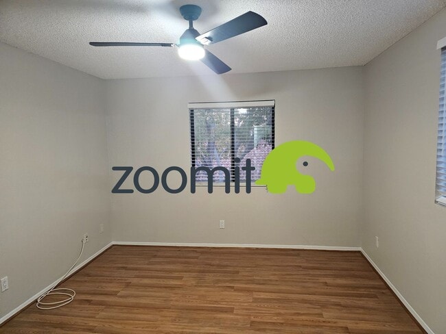 Building Photo - Cute 2 bedroom 2 bath condo in gated community