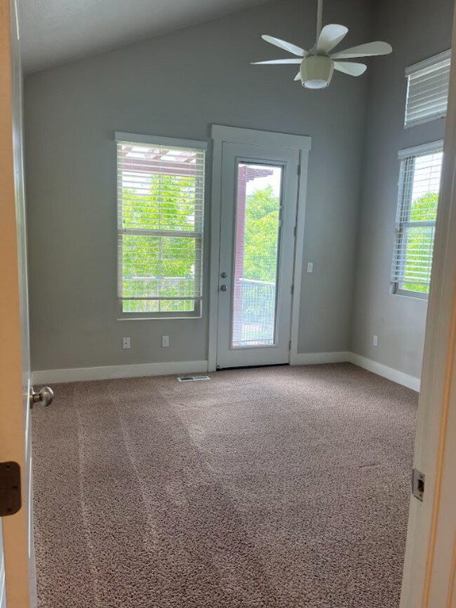 Building Photo - 3 Bedroom/2 Bathroom townhome in South Jordan
