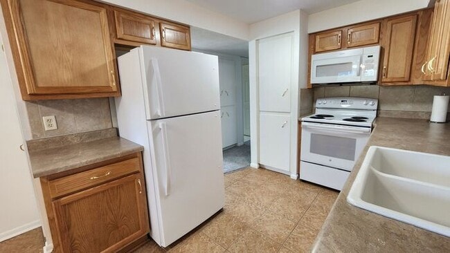 Building Photo - Amazing 3 bedroom Duplex - Super clean and ready to move in!