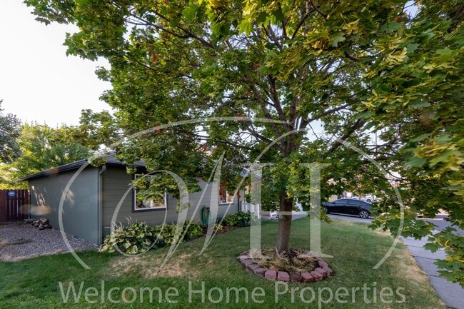 Building Photo - Conveniently Located 3 Bedroom Home with F...